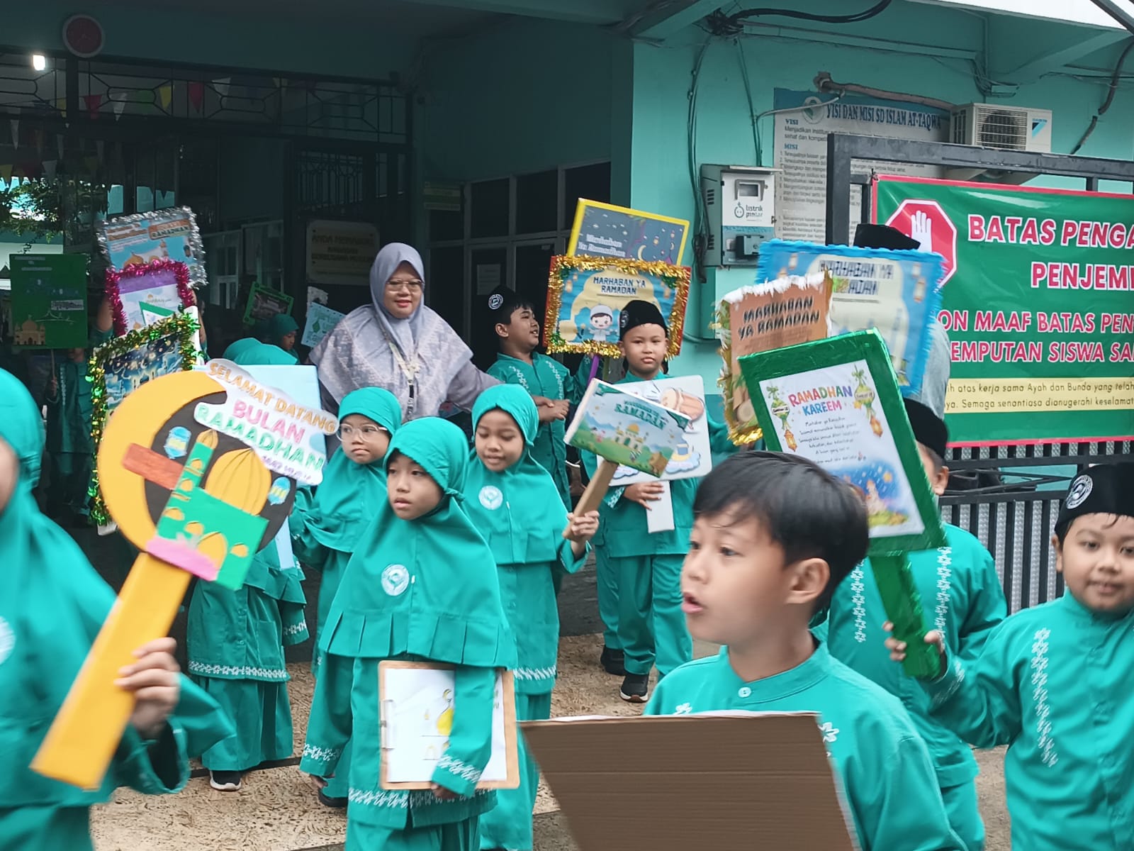 Marhaban Ya Ramadan! Kemeriahan Siswa SDI At-Taqwa dalam Acara Tarhib Ramadan 2026 Marhaban Ya Ramadan! Kemeriahan Siswa SDI At-Taqwa dalam Acara Tarhib Ramadan 2026