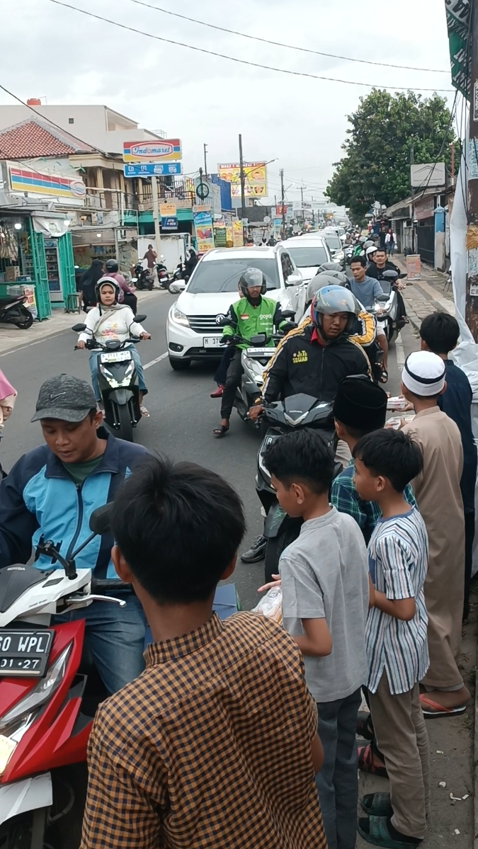 Siswa berbagi takjil