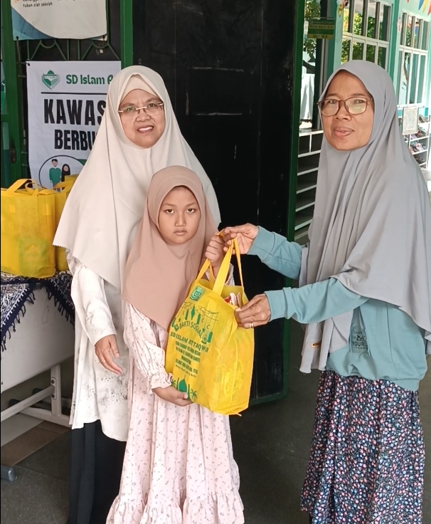 Siswa berbagi takjil